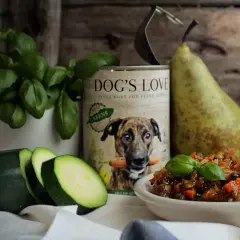 Pies może jeść rosół? Na zdjęciu karma "Dog's Love", cukinia, gruszka i danie dla psa.