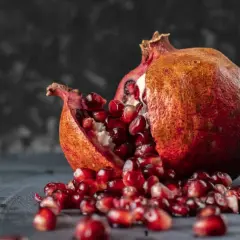 Rozłupany granat z wypadającymi nasionami. Czy pies może jeść granata? To pytanie nurtuje wielu właścicieli czworonogów.