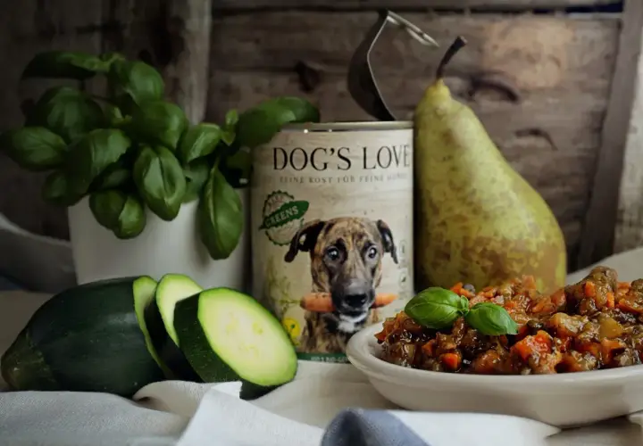 Pies może jeść rosół? Na zdjęciu karma "Dog's Love", cukinia, gruszka i danie dla psa.