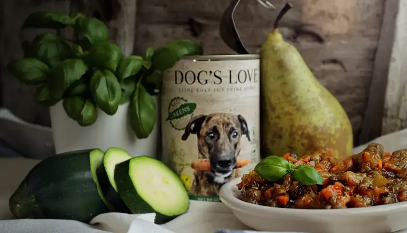 Pies może jeść rosół? Na zdjęciu karma "Dog's Love", cukinia, gruszka i danie dla psa.