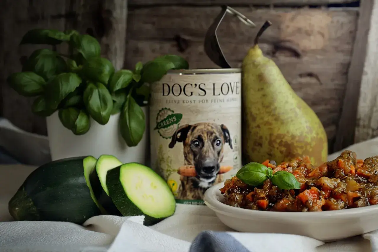 Pies może jeść rosół? Na zdjęciu karma "Dog's Love", cukinia, gruszka i danie dla psa.